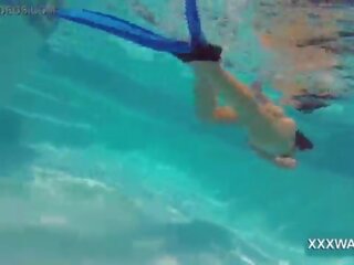 우수한 브루 넷의 사람 전화 소녀 사탕 swims 수중
