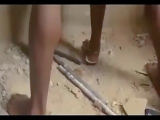 아프리카의 nigerian 빈민가 striplings 윤간 에이 처녀 / 처음으로 부분
