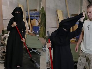 Tour ของ รองเท้าบู้ทส์ - มุสลิม หญิง sweeping ชั้น ได้รับ noticed โดย มีอารมณ์ อเมริกัน soldier
