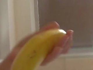 How-to: млад брюнетка lassie учи използвайки а банан