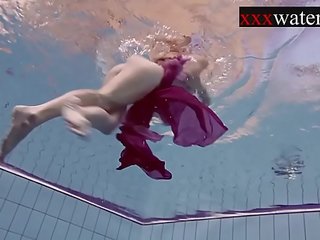 สูบบุหรี่ ยิ่งใหญ่ รัสเชีย หัวแดง ใน the สระว่ายน้ำ <span class=duration>- 7 min</span>